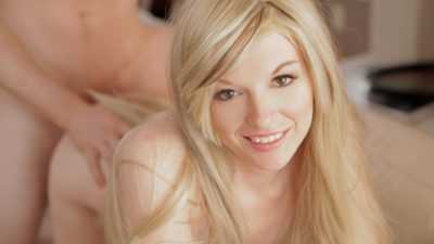 CHICA DESNUDA Y CALIENTE TENIENDO SEXO CON SUPERDOTADOS